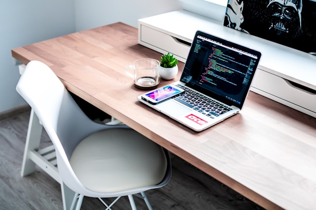 Comparing Laravel and Express.js: Pros and Cons